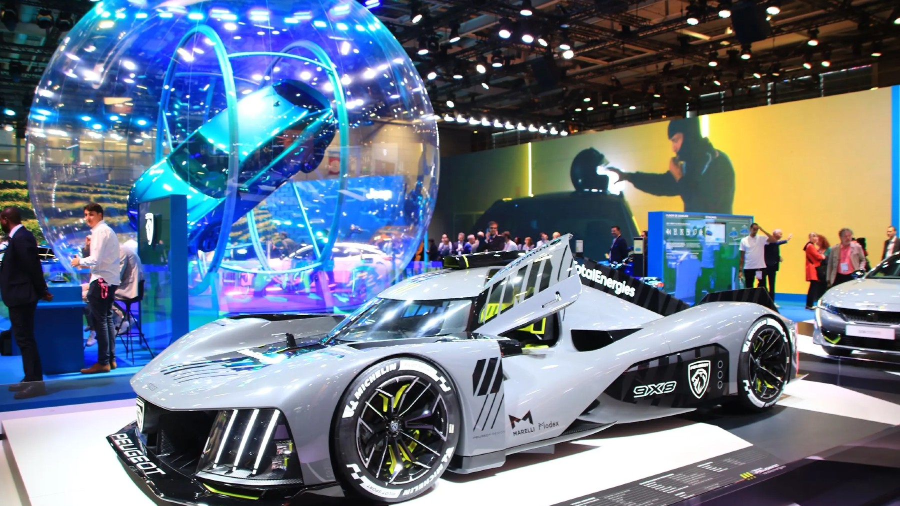 Tesla, paris auto show 2024