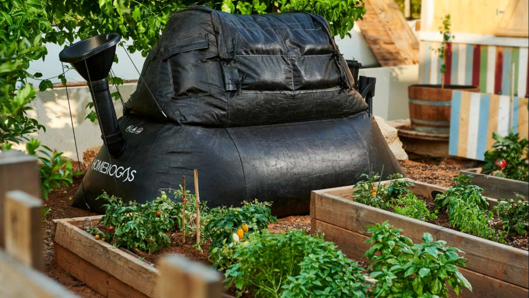 Turns food scraps into gas 53 gallons