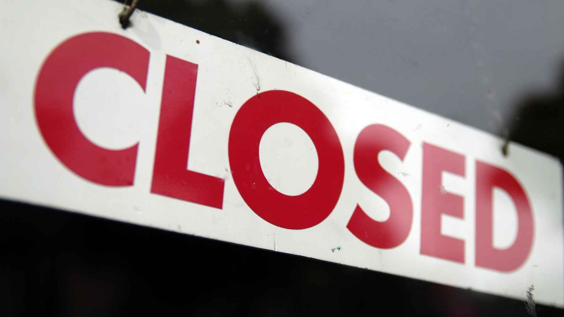 CLOSED sign on a restaurant door as Romano’s Macaroni Grill locations shut down across the U.S.