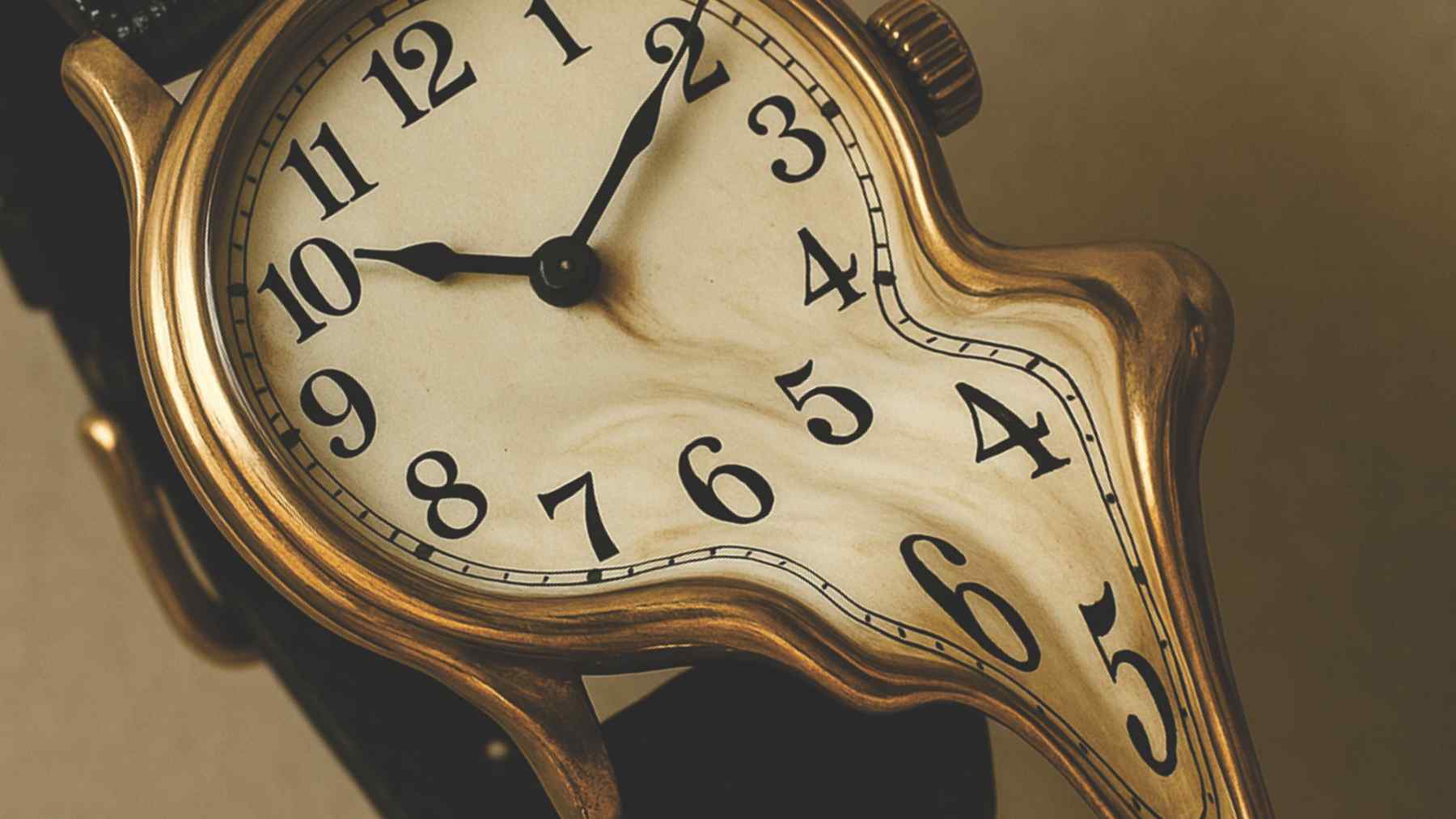 Melting clock symbolizing the “time mirror” experiment that reverses part of an electromagnetic wave backward in time.