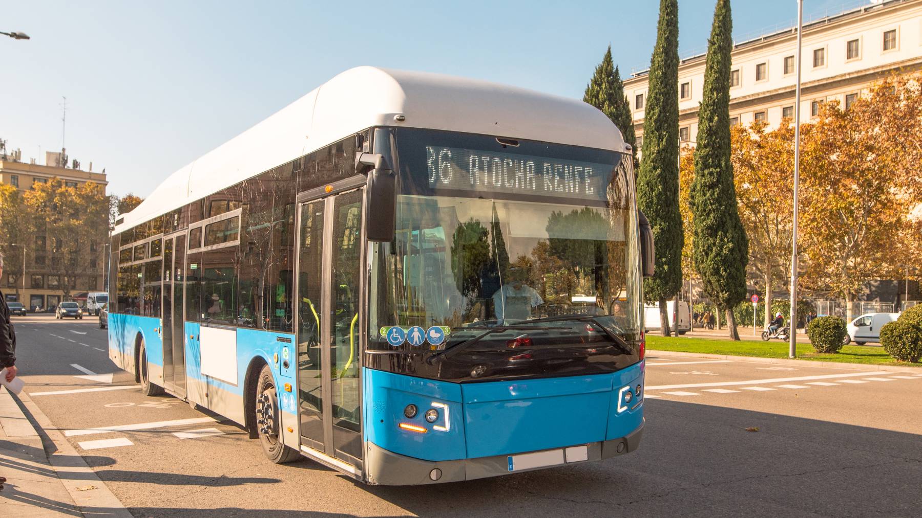 autobus madrid circulando semaforo verde