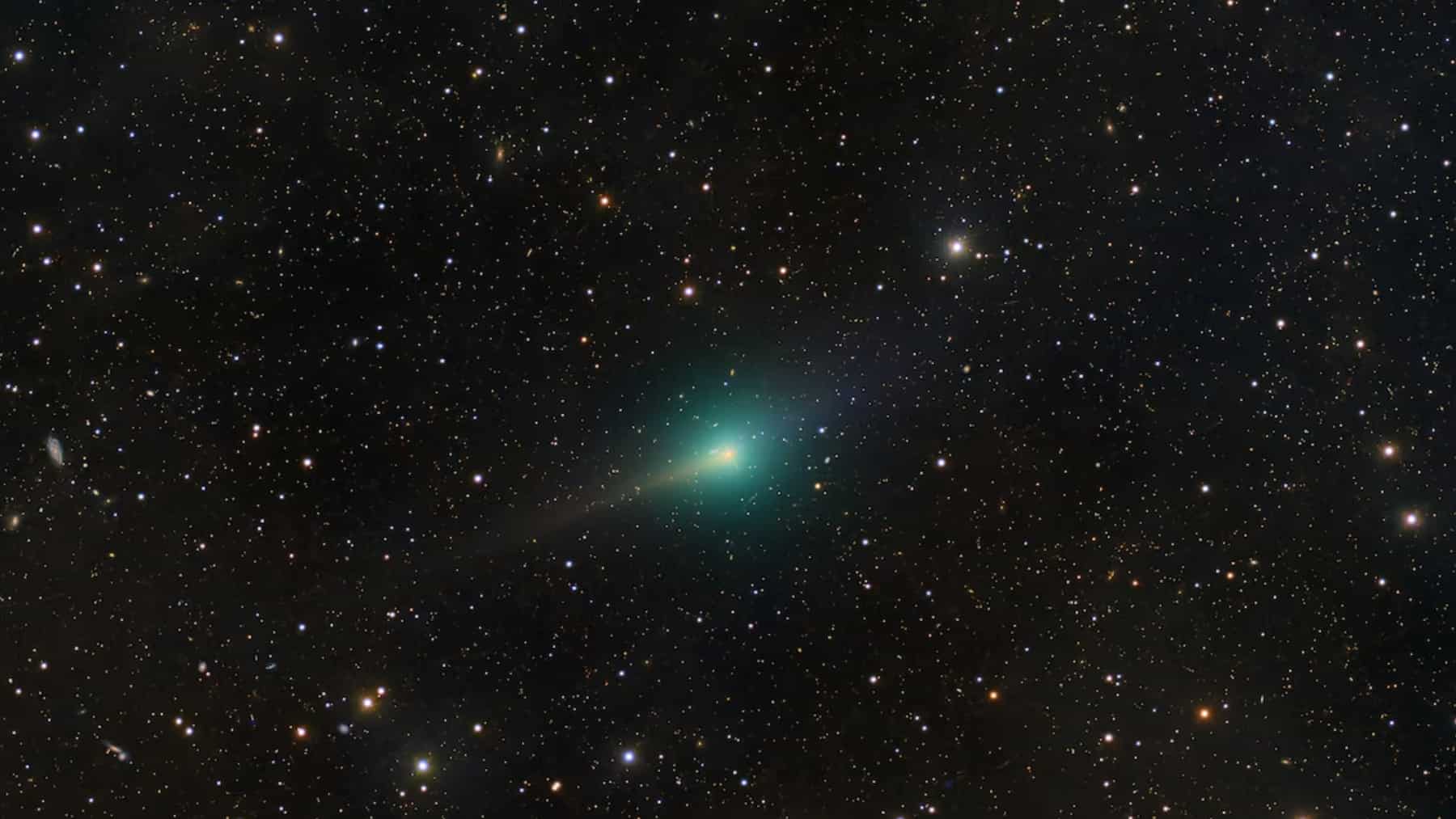 El cometa interestelar 3I/ATLAS cruza el cielo con una cola de plasma azul, fotografiado desde June Lake