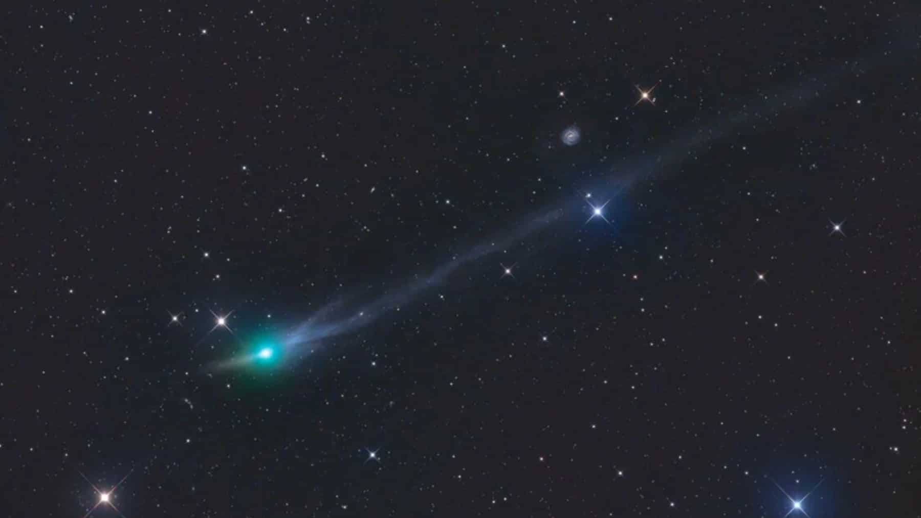 Cometa 3I/ATLAS con cola luminosa atravesando el espacio profundo