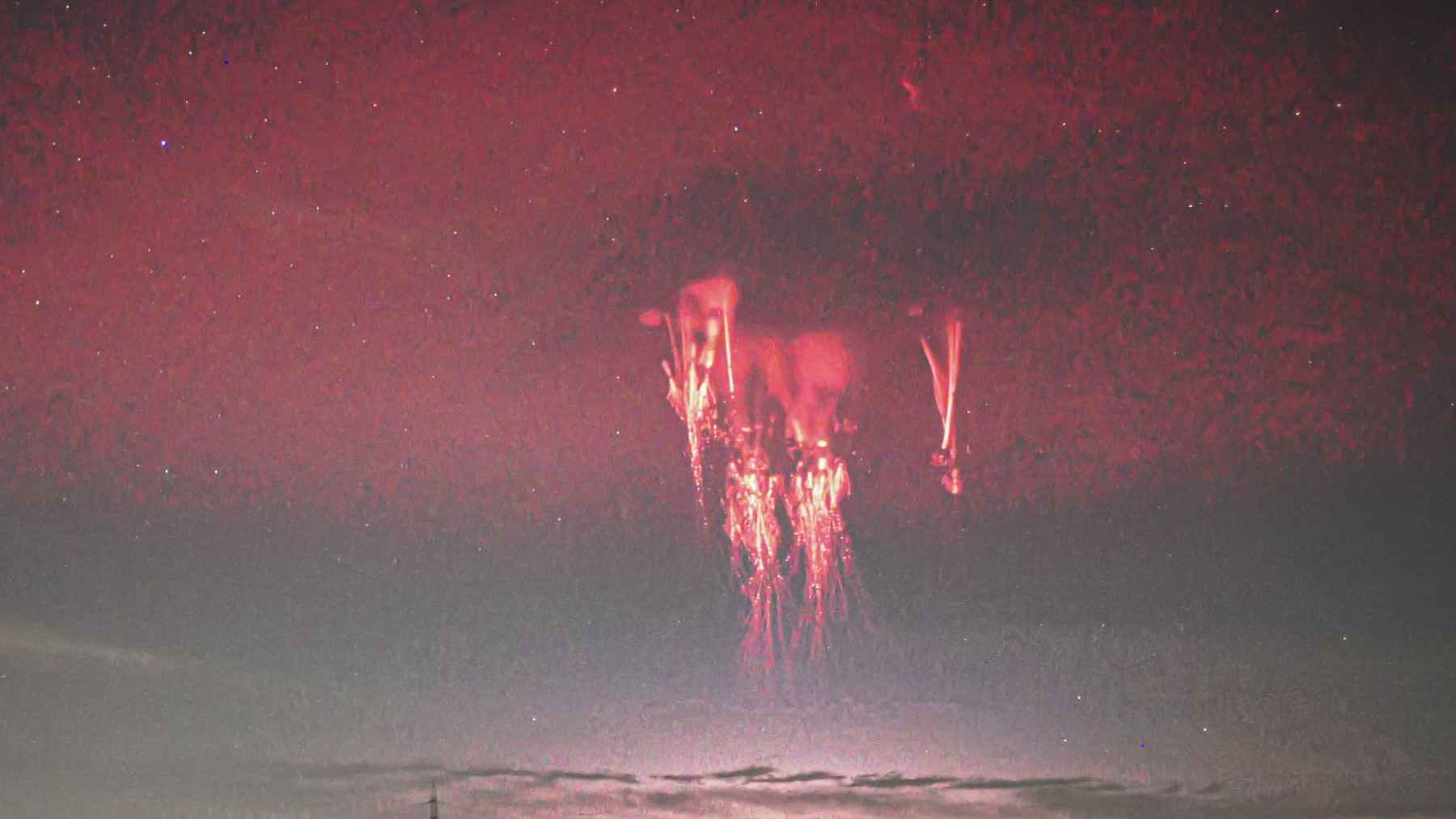 Elfo (anillo rojo) y duende rojo sobre una tormenta nocturna cerca de los Alpes italianos, captados en una sola foto