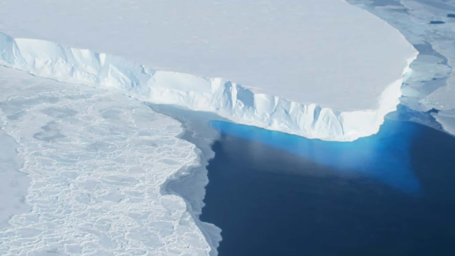 Borde de un glaciar derritiéndose sobre el océano en una región polar
