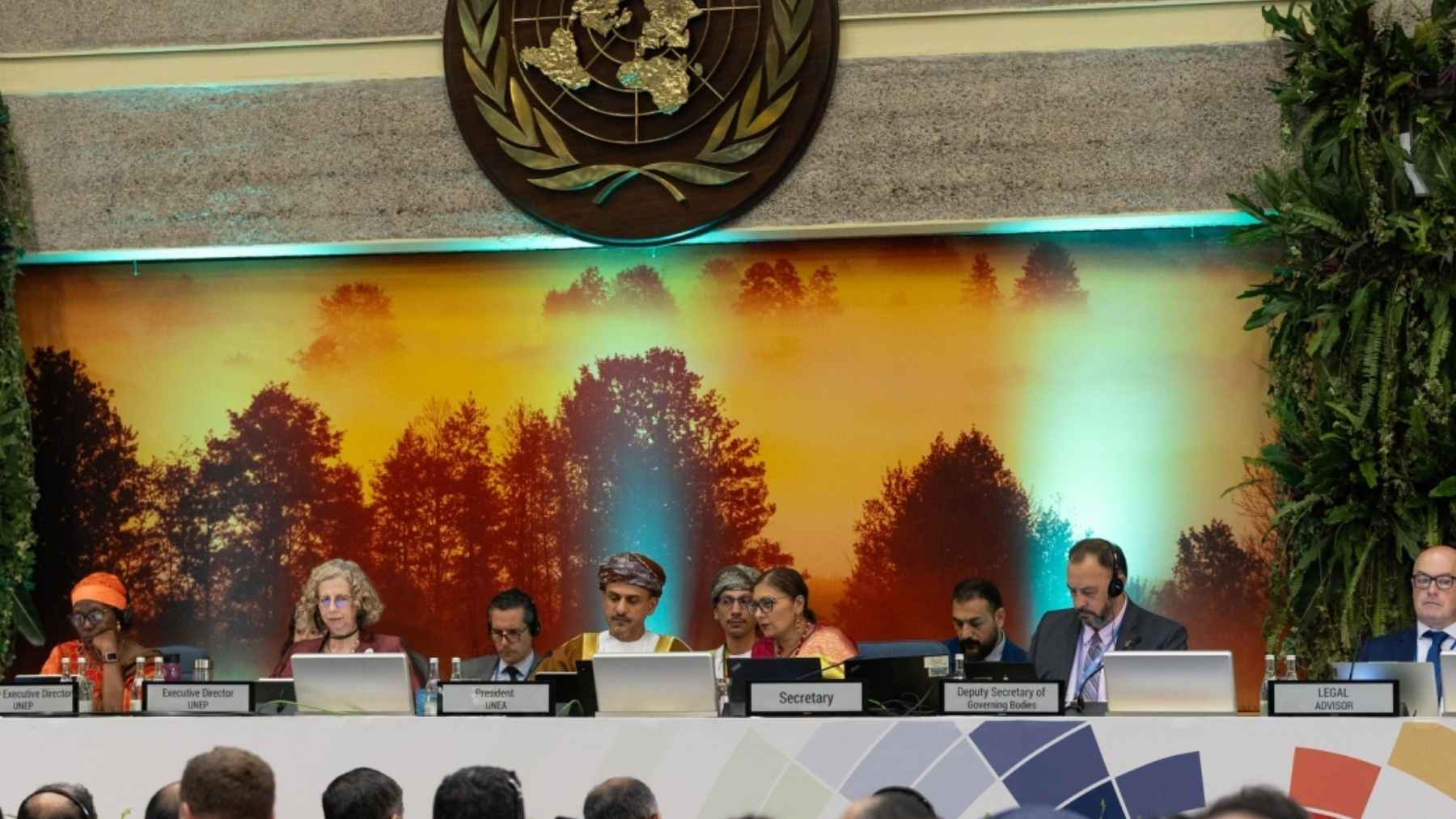 Panel de la UNEA-7 en Nairobi durante la sesión plenaria, con el emblema de la ONU al fondo.