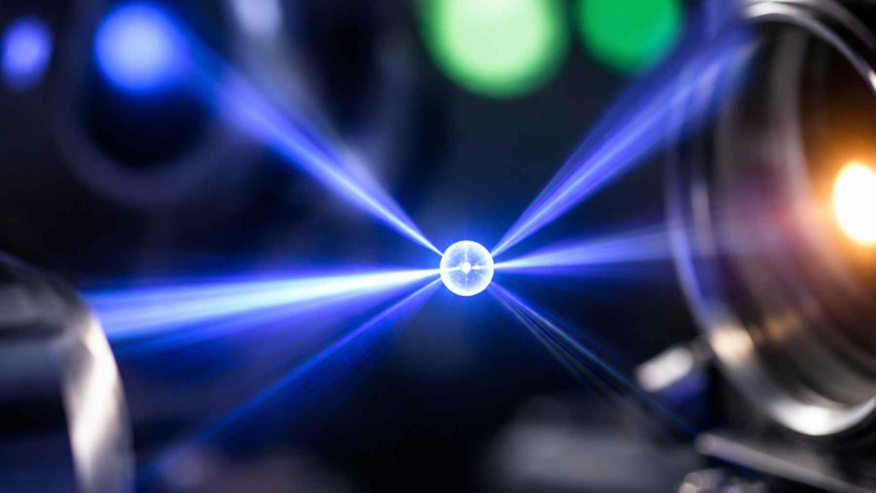 Nanoesfera de sílice levitada por un láser en una cámara de vacío durante un experimento de física cuántica